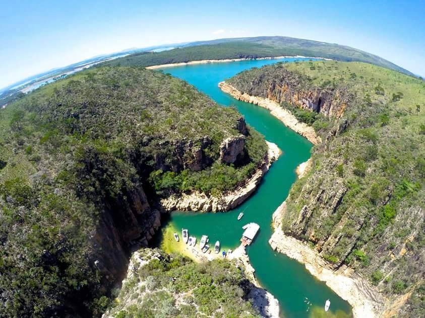 Foto aérea de cânions com agua esverdeada no centro