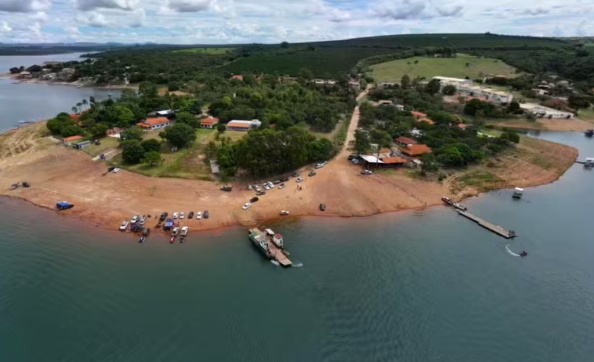 Foto aérea da região do lago com alguns píers.